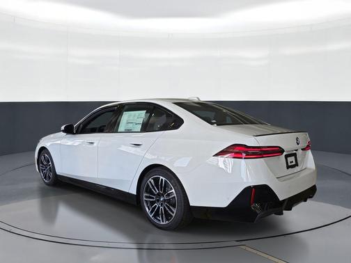 Alpine White 2026 BMW 530 i
