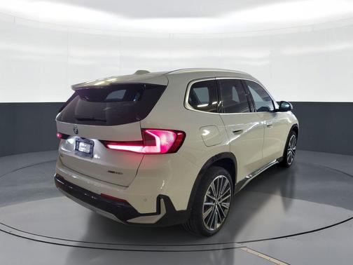 Alpine White 2026 BMW X1 xDrive28i