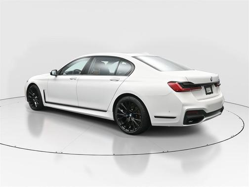 2022 BMW 740 i