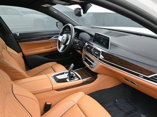 2022 BMW 740 i