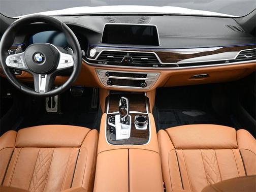 2022 BMW 740 i