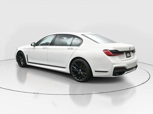 2022 BMW 740 i