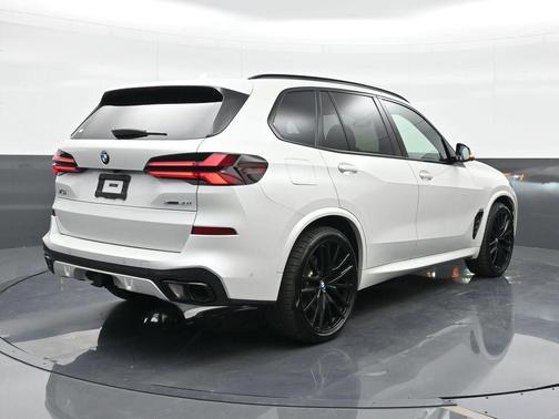 Mineral White Metallic 2024 BMW X5 xDrive40i