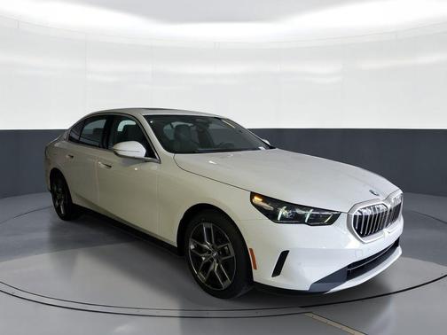 Alpine White 2026 BMW 530 i