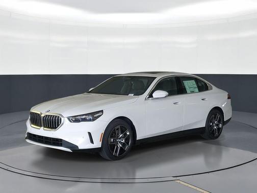 Alpine White 2026 BMW 530 i