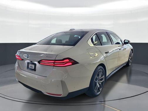 Alpine White 2026 BMW 530 i