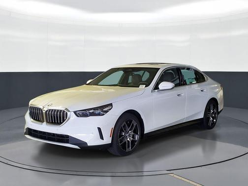 Alpine White 2026 BMW 530 i