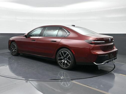 Aventurin Red Metallic 2023 BMW 740 i