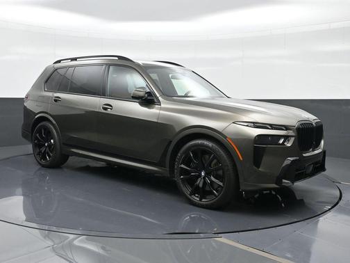 Manhattan Green Metallic 2025 BMW X7 xDrive40i
