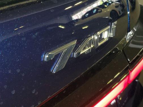 Tanzanite Blue II Metallic 2026 BMW 740 i