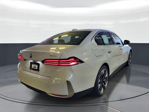 Alpine White 2026 BMW 530 i
