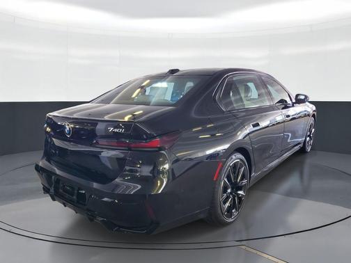 Black Sapphire Metallic 2026 BMW 740 i