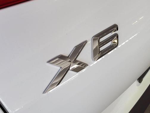 Alpine White 2027 BMW X6 xDrive40i