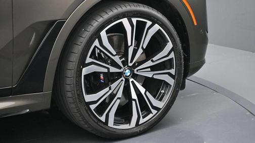 Manhattan Green Metallic 2025 BMW X7 M60i