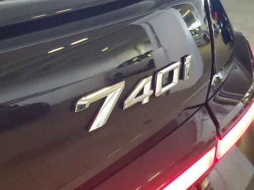 Black Sapphire Metallic 2026 BMW 740 i