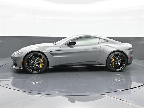 2022 Aston Martin Vantage .