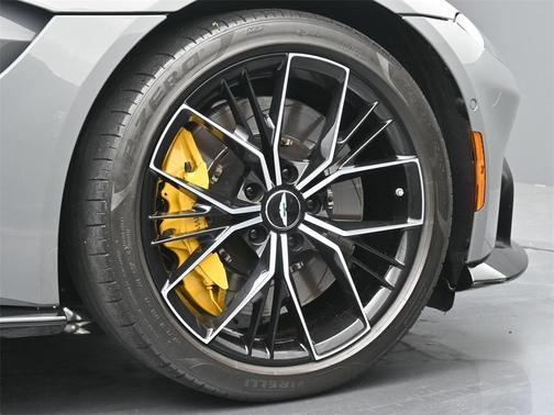 2022 Aston Martin Vantage .