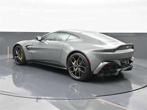 2022 Aston Martin Vantage .