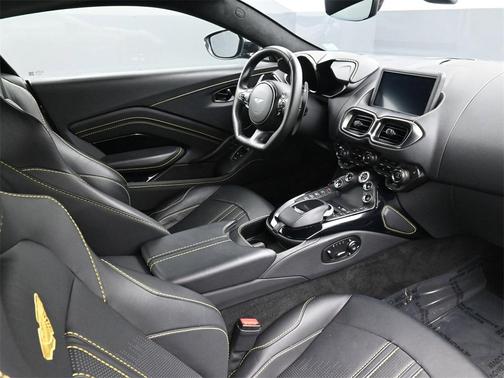 2022 Aston Martin Vantage .