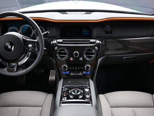 Silver 2022 Rolls-Royce Cullinan