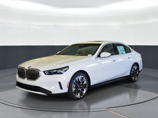 Alpine White 2026 BMW 530 i