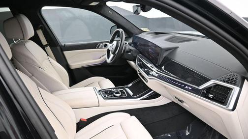 Black Sapphire Metallic 2025 BMW X7 xDrive40i