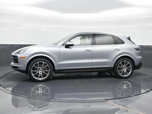 Dolomite Silver Metallic 2023 Porsche Cayenne .