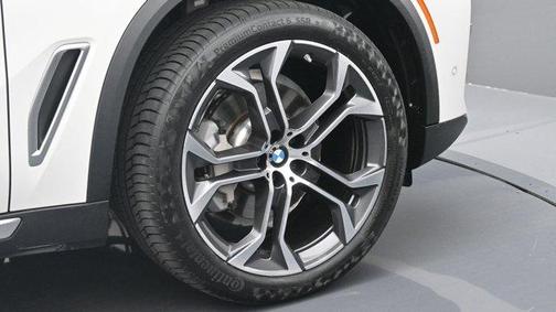 Mineral White Metallic 2023 BMW X5 xDrive40i