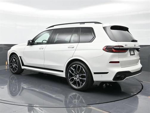 2023 BMW X7 M60i