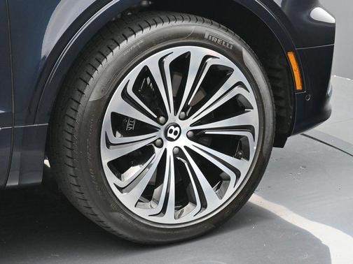 2024 Bentley Bentayga .