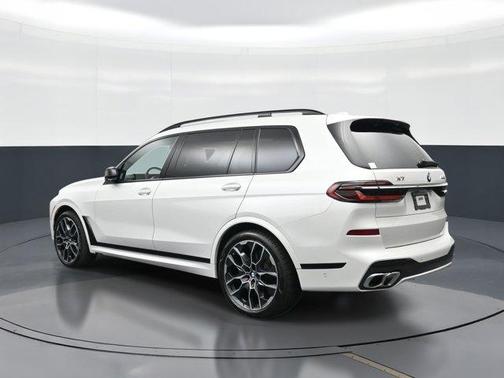 Mineral White Metallic 2025 BMW X7 M60i