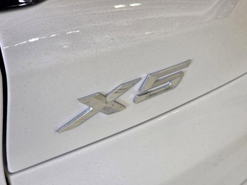 Mineral White Metallic 2026 BMW X5 sDrive40i