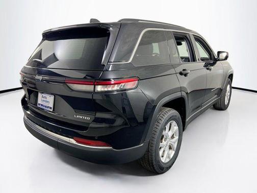 Diamond Black Crystal Pearlcoat 2023 Jeep Grand Cherokee Limited