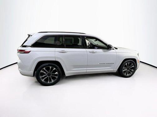 Bright White Clearcoat 2022 Jeep Grand Cherokee Overland