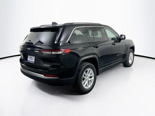 Diamond Black Crystal Pearlcoat 2023 Jeep Grand Cherokee Laredo