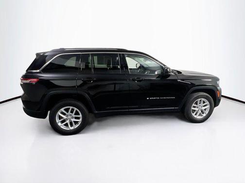 Diamond Black Crystal Pearlcoat 2023 Jeep Grand Cherokee Laredo