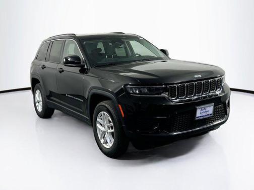 Diamond Black Crystal Pearlcoat 2023 Jeep Grand Cherokee Laredo