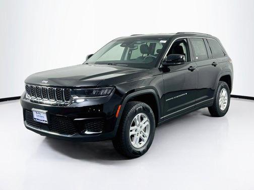 Diamond Black Crystal Pearlcoat 2023 Jeep Grand Cherokee Laredo
