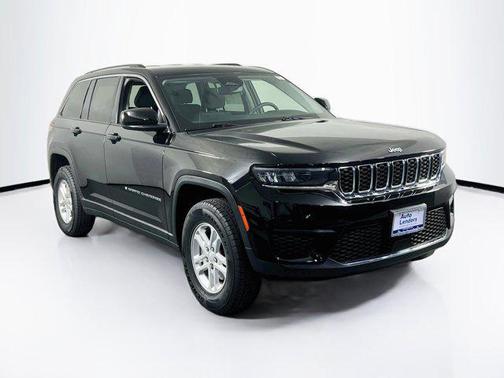 Diamond Black Crystal Pearlcoat 2023 Jeep Grand Cherokee Laredo