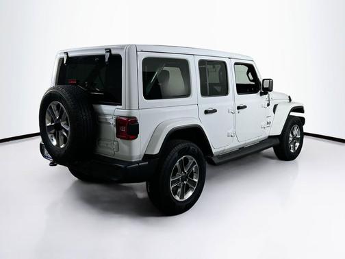 Bright White Clearcoat 2021 Jeep Wrangler Unlimited Sahara