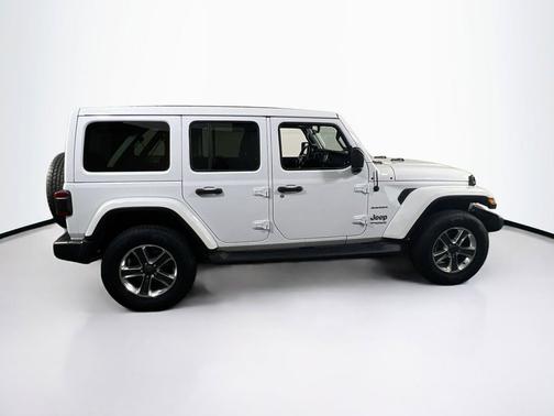 Bright White Clearcoat 2021 Jeep Wrangler Unlimited Sahara