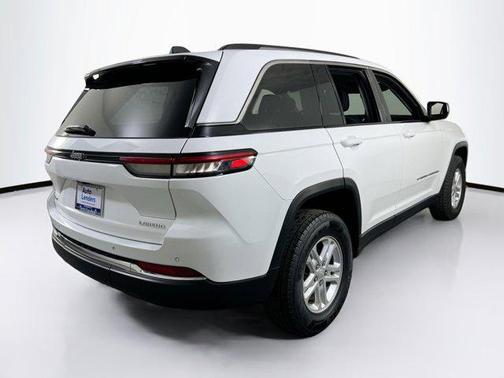 Bright White Clearcoat 2023 Jeep Grand Cherokee Laredo