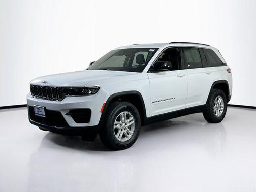 Bright White Clearcoat 2023 Jeep Grand Cherokee Laredo