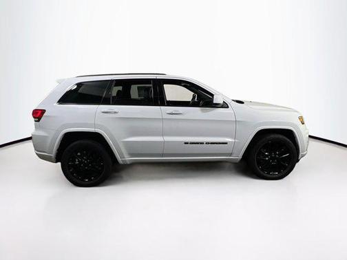 Bright White Clearcoat 2022 Jeep Grand Cherokee Laredo