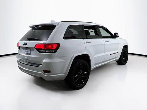 Bright White Clearcoat 2022 Jeep Grand Cherokee Laredo