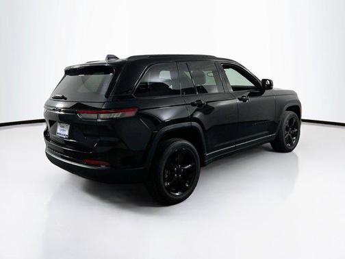 Diamond Black Crystal Pearlcoat 2023 Jeep Grand Cherokee Altitude