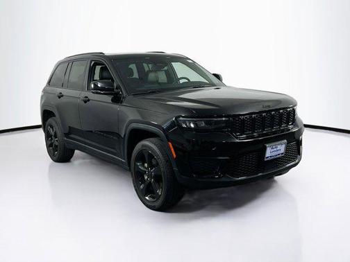Diamond Black Crystal Pearlcoat 2023 Jeep Grand Cherokee Altitude