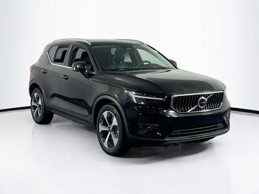 2023 Volvo XC40 B4 Plus Bright Theme