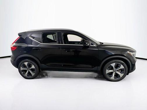 2023 Volvo XC40 B4 Plus Bright Theme