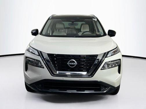 Pearl White Tricoat/Super Black 2022 Nissan Rogue SL